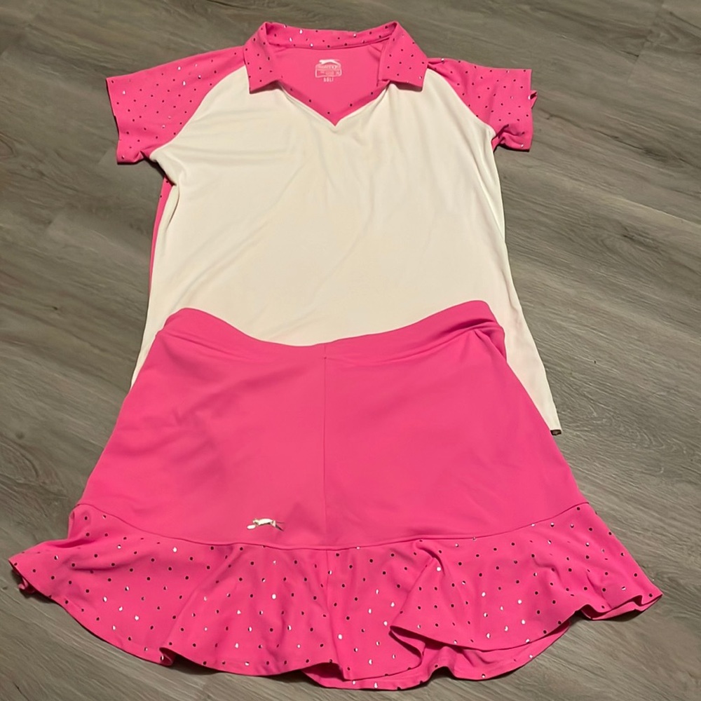 This is a slazenger golf set, it’s pink and white in the size youth extra large.